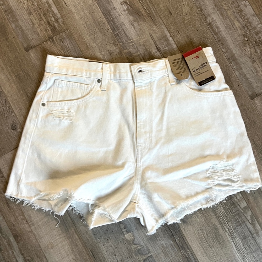 Levi’s mom hight waist short size 31
